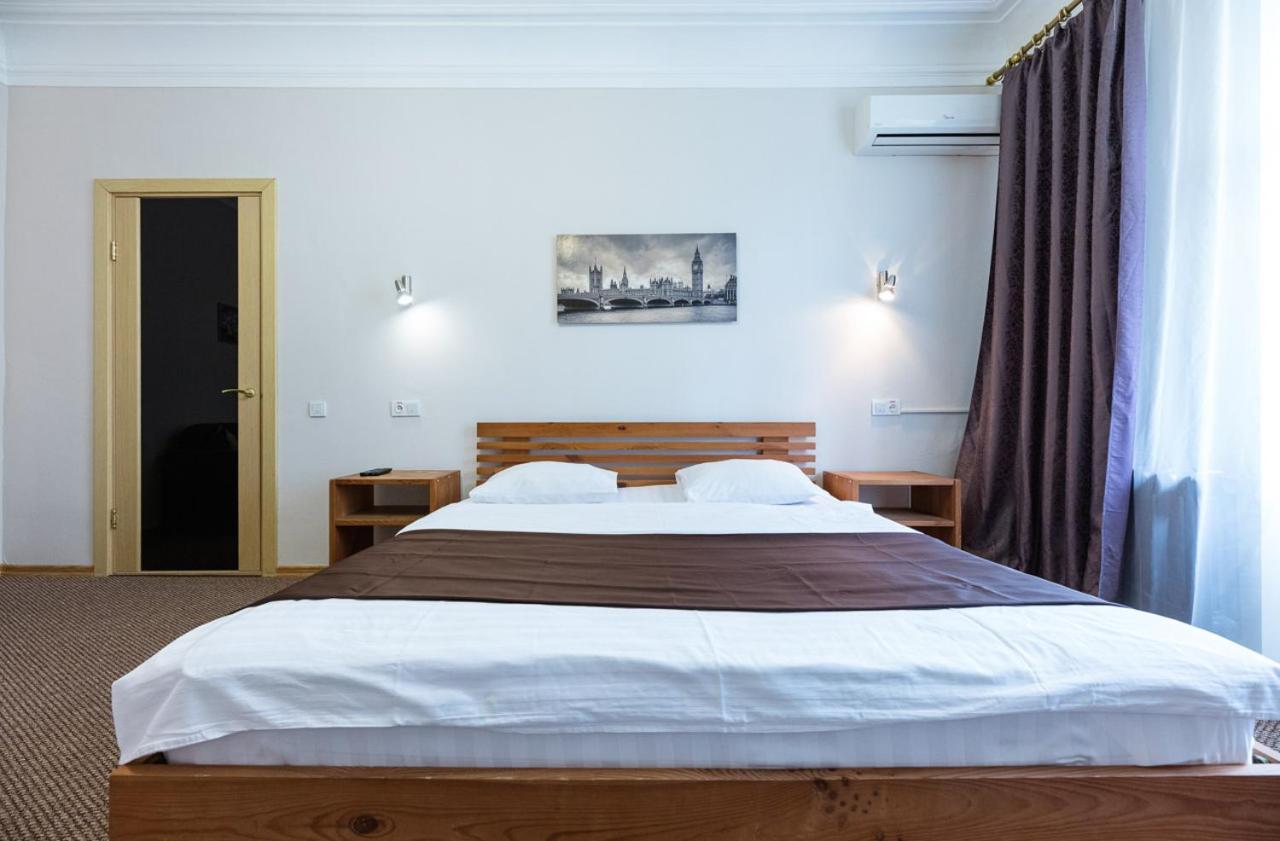 Guest House "Vladimirskaya 42" 키예프 외부 사진