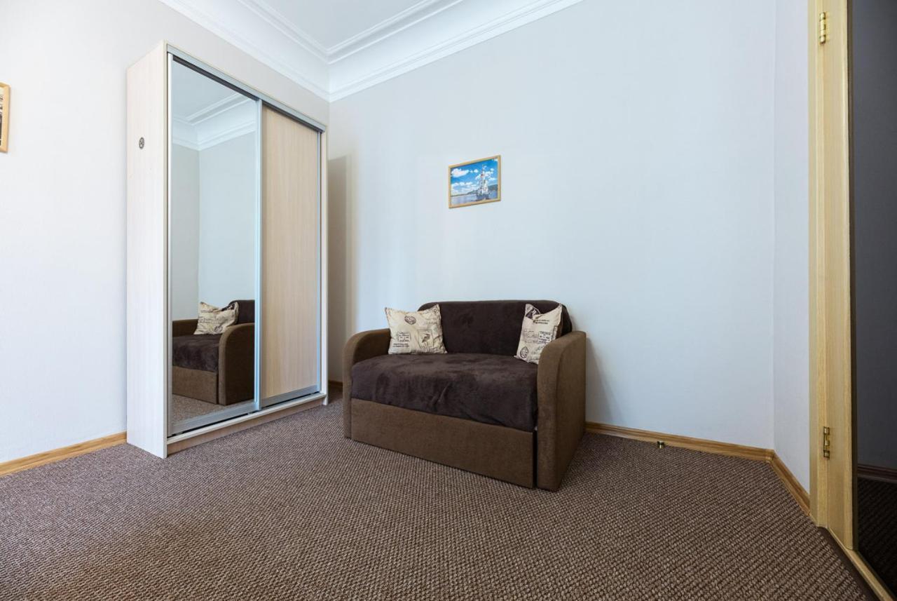 Guest House "Vladimirskaya 42" 키예프 외부 사진
