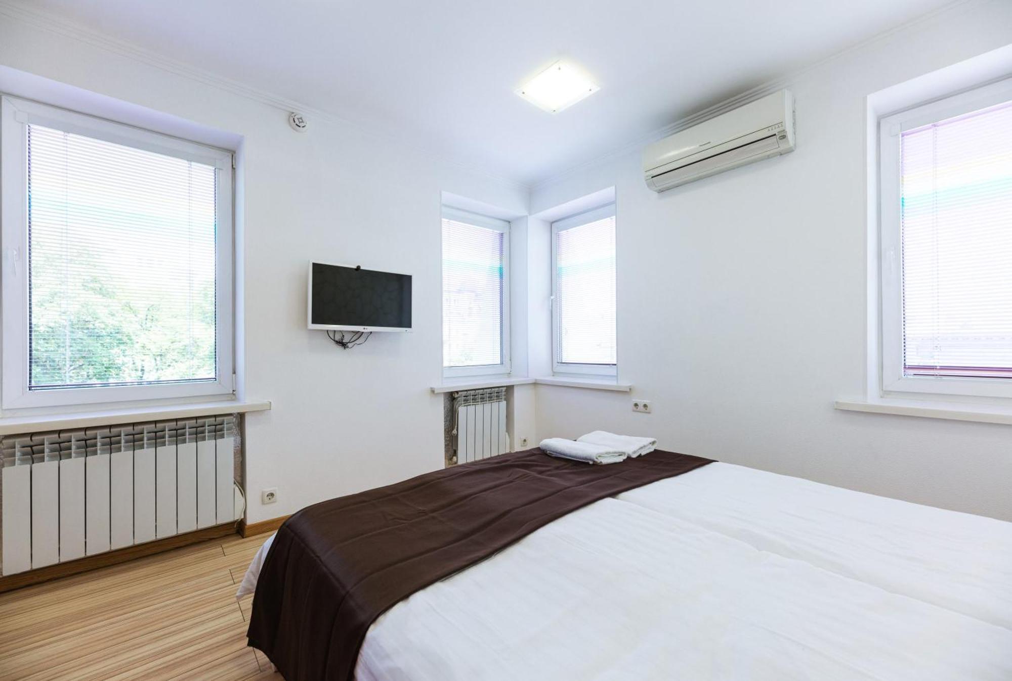 Guest House "Vladimirskaya 42" 키예프 외부 사진